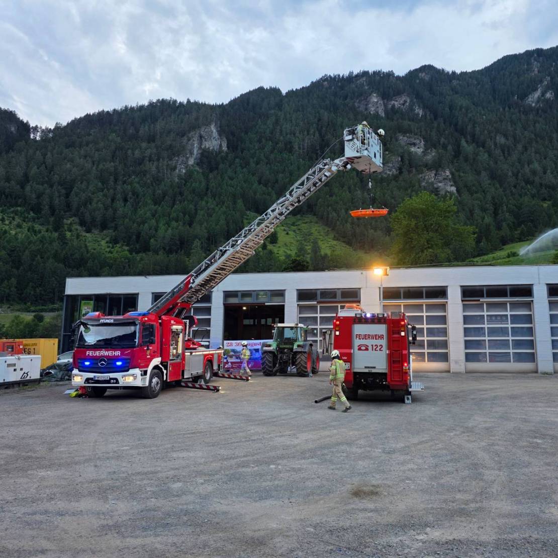 Vegetationsbrand und Personenrettung